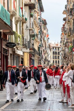 PAMPLONA, İspanya - 4 Temmuz 2022: Binlerce insan SAN FERMIN kutlamalarının açılışı olan El Chupinazo 'yu kutlamak için Pamplona sokaklarında toplandı. 