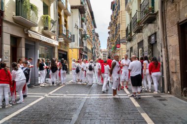 PAMPLONA, İspanya - 4 Temmuz 2022: Binlerce insan SAN FERMIN kutlamalarının açılışı olan El Chupinazo 'yu kutlamak için Pamplona sokaklarında toplandı. 