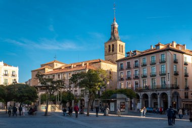 SEGOVIA, İspanya - 13 Kasım 2022: Ortaçağ şehri Segovia 'nın güzel sokakları. Yürüyen insanlar. Günbatımı ılık renkler. İspanya 'nın Castilla ve Leon eyaletlerinde seyahat yeri ve dönüm noktası