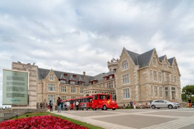 Santander, İspanya - 22 Ağustos 2022: The Palacio de la Magdalena, Santander (Cantabria), İspanya 'da bir saray. İnşaatı popüler abonelik tarafından finanse edildi ve İspanyol Kraliyet Ailesi 'ne verildi. 