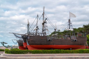 İspanya 'nın Santander kentindeki La Magdalena parkındaki Man and the Sea Museum. 'Santa Mara' nın kopyası, Columbus 'un Hint Adaları' na ilk seyahatinde kullandığı bir kervan..