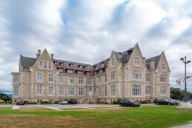 Santander, İspanya - 22 Ağustos 2022: The Palacio de la Magdalena, Santander (Cantabria), İspanya 'da bir saray. İnşaatı popüler abonelik tarafından finanse edildi ve İspanyol Kraliyet Ailesi 'ne verildi. 