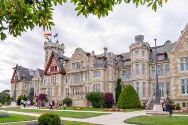 Santander, İspanya - 22 Ağustos 2022: The Palacio de la Magdalena, Santander (Cantabria), İspanya 'da bir saray. İnşaatı popüler abonelik tarafından finanse edildi ve İspanyol Kraliyet Ailesi 'ne verildi. 