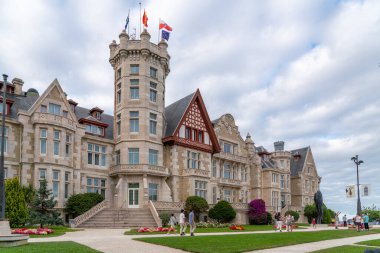 Santander, İspanya - 22 Ağustos 2022: The Palacio de la Magdalena, Santander (Cantabria), İspanya 'da bir saray. İnşaatı popüler abonelik tarafından finanse edildi ve İspanyol Kraliyet Ailesi 'ne verildi. 