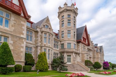 Santander, İspanya - 22 Ağustos 2022: The Palacio de la Magdalena, Santander (Cantabria), İspanya 'da bir saray. İnşaatı popüler abonelik tarafından finanse edildi ve İspanyol Kraliyet Ailesi 'ne verildi. 