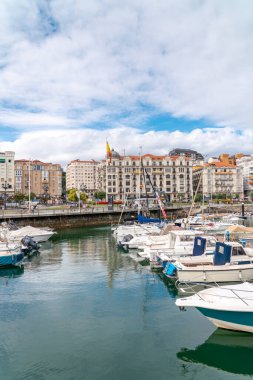 Santander, İspanya - 21 Ağustos 2022: Santander 'in güzel marinası. Tekneler, yatlar limana yanaştı. İspanya 'nın kuzeyinde bir seyahat rotası. Marinanın panoramik manzarası ve şehir merkezinin bir kısmı. 