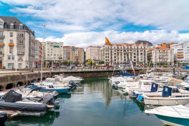 Santander, İspanya - 21 Ağustos 2022: Santander 'in güzel marinası. Tekneler, yatlar limana yanaştı. İspanya 'nın kuzeyinde bir seyahat rotası. Marinanın panoramik manzarası ve şehir merkezinin bir kısmı. 