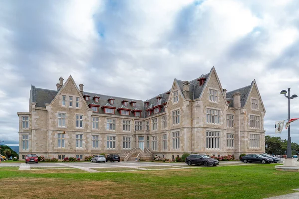 Santander, İspanya - 22 Ağustos 2022: The Palacio de la Magdalena, Santander (Cantabria), İspanya 'da bir saray. İnşaatı popüler abonelik tarafından finanse edildi ve İspanyol Kraliyet Ailesi 'ne verildi. 