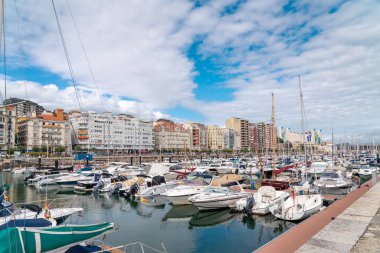 Santander, İspanya - 21 Ağustos 2022: Santander 'in güzel marinası. Tekneler, yatlar limana yanaştı. İspanya 'nın kuzeyinde bir seyahat rotası. Marinanın panoramik manzarası ve şehir merkezinin bir kısmı. 