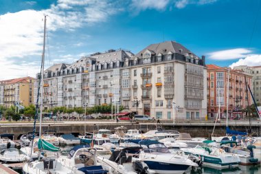 Santander, İspanya - 21 Ağustos 2022: Santander 'in güzel marinası. Tekneler, yatlar limana yanaştı. İspanya 'nın kuzeyinde bir seyahat rotası. Marinanın panoramik manzarası ve şehir merkezinin bir kısmı. 