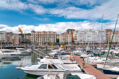 Santander, İspanya - 21 Ağustos 2022: Santander 'in güzel marinası. Tekneler, yatlar limana yanaştı. İspanya 'nın kuzeyinde bir seyahat rotası. Marinanın panoramik manzarası ve şehir merkezinin bir kısmı. 