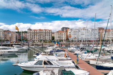 Santander, İspanya - 21 Ağustos 2022: Santander 'in güzel marinası. Tekneler, yatlar limana yanaştı. İspanya 'nın kuzeyinde bir seyahat rotası. Marinanın panoramik manzarası ve şehir merkezinin bir kısmı. 