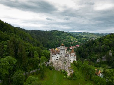 Bran Ortaçağ şatosunun insansız hava aracı perspektifi. Romanya 'da yer alan ülke, yurtdışında Drakula' nın şatosu olarak biliniyor. Birçok yabancı turist tarafından her yıl ziyaret edildi. En çok ziyaret edilen turistik yerlerden biri. 