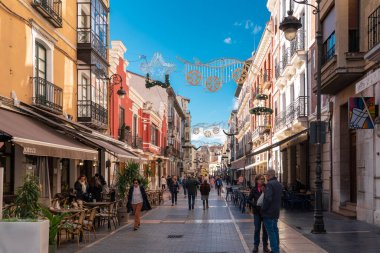 Leon şehir merkezi Noel süsleri ve ışıklarıyla süslenmiş, Noel kutlamalarına hazırlanıyor. İspanya, Castilla-Leon vilayetinde seyahat yeri.