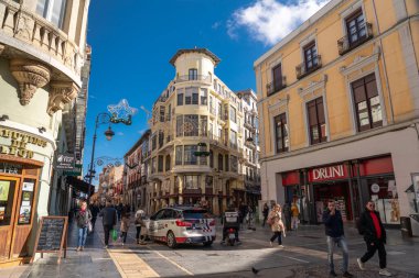 Leon şehir merkezi Noel süsleri ve ışıklarıyla süslenmiş, Noel kutlamalarına hazırlanıyor. İspanya, Castilla-Leon vilayetinde seyahat yeri.