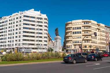 Leon, İspanya - 12 Kasım 2022 Plaza Guzman El Bueno çeşmesi ve Guzmn el Bueno Anıtı ile şehir merkezinde. 