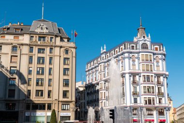 Leon, İspanya - 12 Kasım 2022 Plaza Guzman El Bueno çeşmesi ve Guzmn el Bueno Anıtı ile şehir merkezinde. 