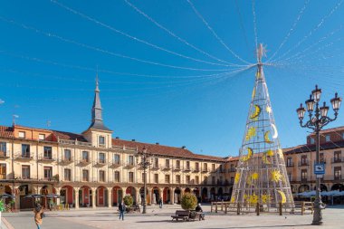 Leon, İspanya - 12 Kasım 2022 Plaza Belediye Başkanı Meydanı 'ndaki Leon şehir merkezinde Noel ağacı. Leon sokakları Noel kutlamaları için ışık ve süslemelerle süslenmişti.. 