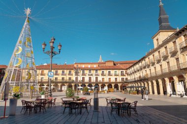 Leon, İspanya - 12 Kasım 2022 Plaza Belediye Başkanı Meydanı 'ndaki Leon şehir merkezinde Noel ağacı. Leon sokakları Noel kutlamaları için ışık ve süslemelerle süslenmişti.. 