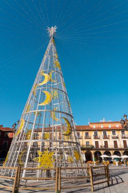Leon, İspanya - 12 Kasım 2022 Plaza Belediye Başkanı Meydanı 'ndaki Leon şehir merkezinde Noel ağacı. Leon sokakları Noel kutlamaları için ışık ve süslemelerle süslenmişti.. 