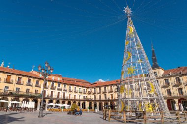 Leon, İspanya - 12 Kasım 2022 Plaza Belediye Başkanı Meydanı 'ndaki Leon şehir merkezinde Noel ağacı. Leon sokakları Noel kutlamaları için ışık ve süslemelerle süslenmişti.. 