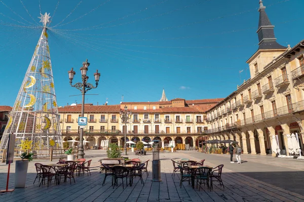 Leon, İspanya - 12 Kasım 2022 Plaza Belediye Başkanı Meydanı 'ndaki Leon şehir merkezinde Noel ağacı. Leon sokakları Noel kutlamaları için ışık ve süslemelerle süslenmişti.. 