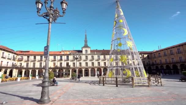 西班牙莱昂 2022年11月12日 莱昂市中心的壮观广场市长 广场中央的圣诞树 酒吧和餐馆 稳定的视频 相机拉响右 — 图库视频影像