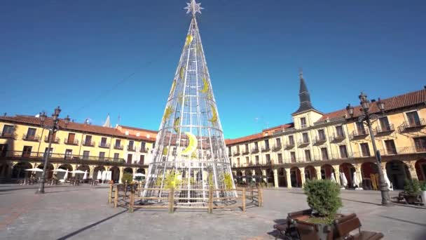 レオン スペイン 2222年11月12日 プラザ市長広場のレオン市内中心部のクリスマスツリー クリスマスのお祝いを期待してライトや装飾で飾られたレオンの通り — ストック動画