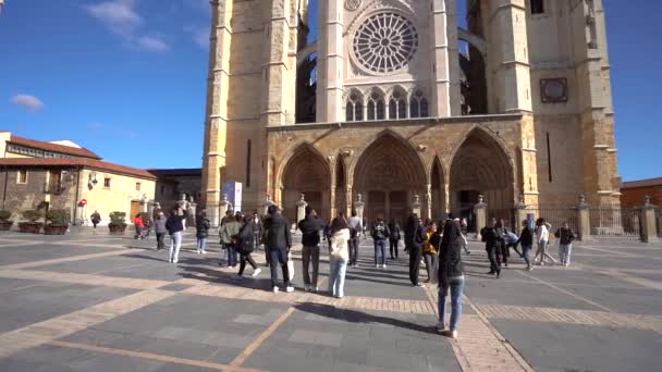 西班牙 2022年11月12日 里昂市中心的慢镜头 位于莱昂主教座堂前 参观城市的人在大教堂前拍照 — 图库视频影像