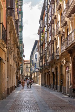 Bilbao 'nun güzel caddeleri. Span 'in kuzeyinde yer alan Bask Bölgesi' nin en büyük şehri ve önemli bir seyahat yeridir. Tarihi şehir merkezinin görüntüsü
