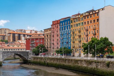 Bilbao şehir merkezi. Güzel mimari. Nervion Nehri 'nin ve gezinti alanının manzarası. İspanya 'nın kuzeyinde bir seyahat rotası. Bask bölgesindeki en büyük şehir.