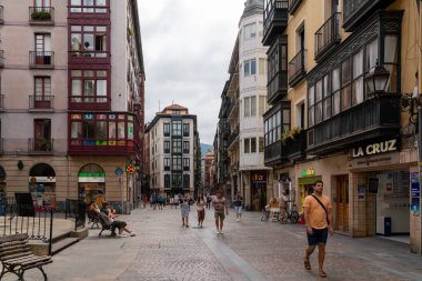 Bilbao 'nun güzel caddeleri. Span 'in kuzeyinde yer alan Bask Bölgesi' nin en büyük şehri ve önemli bir seyahat yeridir. Tarihi şehir merkezinin görüntüsü