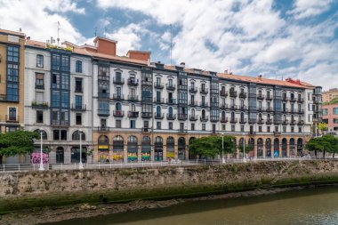 Bilbao şehir merkezi. Güzel mimari. Nervion Nehri 'nin ve gezinti alanının manzarası. İspanya 'nın kuzeyinde bir seyahat rotası. Bask bölgesindeki en büyük şehir.