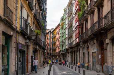 Bilbao 'nun güzel caddeleri. Span 'in kuzeyinde yer alan Bask Bölgesi' nin en büyük şehri ve önemli bir seyahat yeridir. Tarihi şehir merkezinin görüntüsü