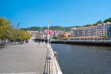 Bilbao şehir merkezi. Güzel mimari. Nervion Nehri 'nin ve gezinti alanının manzarası. İspanya 'nın kuzeyinde bir seyahat rotası. Bask bölgesindeki en büyük şehir.