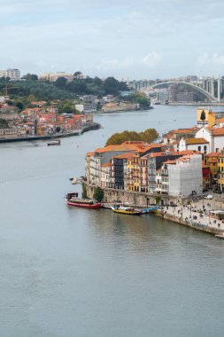 Porto şehrinin sinematik ve yüksek açılı manzarası. Güzel Portekiz mimarisi. River Douro, turist tekneleriyle dolu. Avrupa seyahatleri.