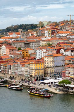 Porto şehrinin sinematik ve yüksek açılı manzarası. Güzel Portekiz mimarisi. River Douro, turist tekneleriyle dolu. Avrupa seyahatleri.