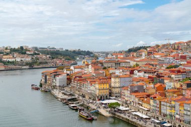Porto şehrinin sinematik ve yüksek açılı manzarası. Güzel Portekiz mimarisi. River Douro, turist tekneleriyle dolu. Avrupa seyahatleri.