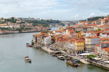 Porto şehrinin sinematik ve yüksek açılı manzarası. Güzel Portekiz mimarisi. River Douro, turist tekneleriyle dolu. Avrupa seyahatleri.