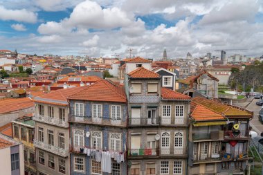 Portekiz, Porto 'nun çatıları. Şehir merkezindeki bir balkondan görüntü. Güzel Portekiz mimarisi, renkli binalar. 