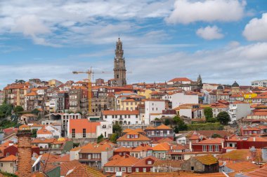 Portekiz, Porto 'nun çatıları. Şehir merkezindeki bir balkondan görüntü. Güzel Portekiz mimarisi, renkli binalar. 