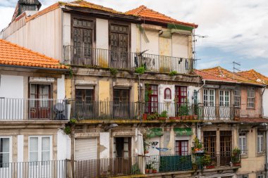 Portekiz, Porto 'nun çatıları. Şehir merkezindeki bir balkondan görüntü. Güzel Portekiz mimarisi, renkli binalar. 