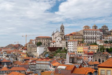 Portekiz, Porto 'nun çatıları. Şehir merkezindeki bir balkondan görüntü. Güzel Portekiz mimarisi, renkli binalar. 