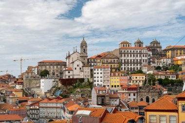 Portekiz, Porto 'nun çatıları. Şehir merkezindeki bir balkondan görüntü. Güzel Portekiz mimarisi, renkli binalar. 