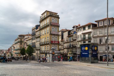 Porto, Portekiz - 24 Ekim 2022: Rua da Flores Caddesi, Portekiz 'in eski şehir merkezi. Restoranlar, geleneksel dükkanlar, tarihi binalar Rua das Flores 'i en çok ziyaret edilen caddelerden biri haline getiriyor.