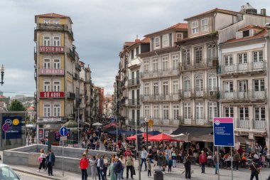 Porto, Portekiz - 24 Ekim 2022: Rua da Flores Caddesi, Portekiz 'in eski şehir merkezi. Restoranlar, geleneksel dükkanlar, tarihi binalar Rua das Flores 'i en çok ziyaret edilen caddelerden biri haline getiriyor.
