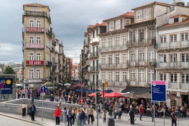 Porto, Portekiz - 24 Ekim 2022: Rua da Flores Caddesi, Portekiz 'in eski şehir merkezi. Restoranlar, geleneksel dükkanlar, tarihi binalar Rua das Flores 'i en çok ziyaret edilen caddelerden biri haline getiriyor.