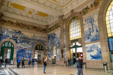 Porto, Portekiz - 24 Ekim 2022: Porto, Portekiz şehir merkezindeki Sao Bento istasyonu. UNESCO Dünya Mirası ve Portekiz Ulusal Anıtı ilan edildi. Seyahat hedefi.