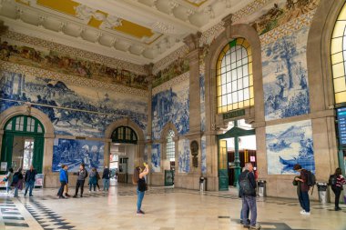 Porto, Portekiz - 24 Ekim 2022: Porto, Portekiz şehir merkezindeki Sao Bento istasyonu. UNESCO Dünya Mirası ve Portekiz Ulusal Anıtı ilan edildi. Seyahat hedefi.