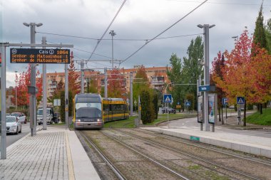 Porto şehrinin toplu taşımacılığı. İstasyona giren metro görüntüsü. Porto Metro 1993 'te kuruldu ve sistemin ilk hattı 2002' de açıldı..